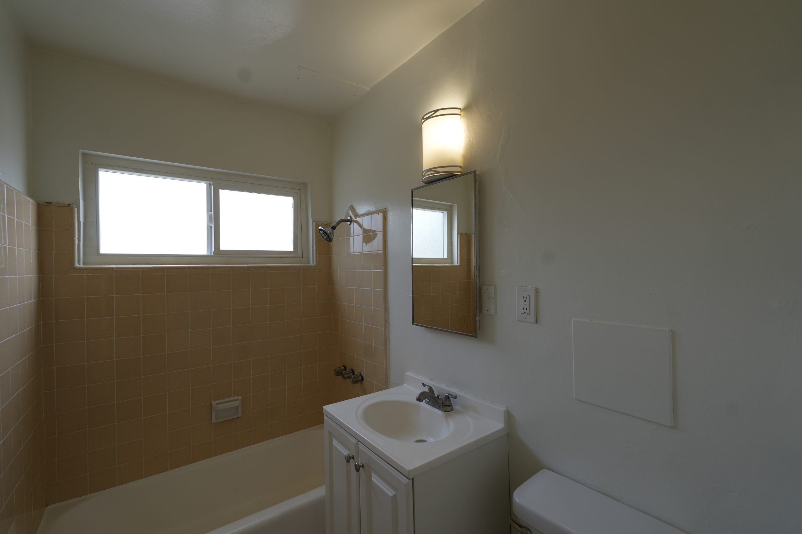 11915 Manor Drive – #C Hawthorne, CA 90250