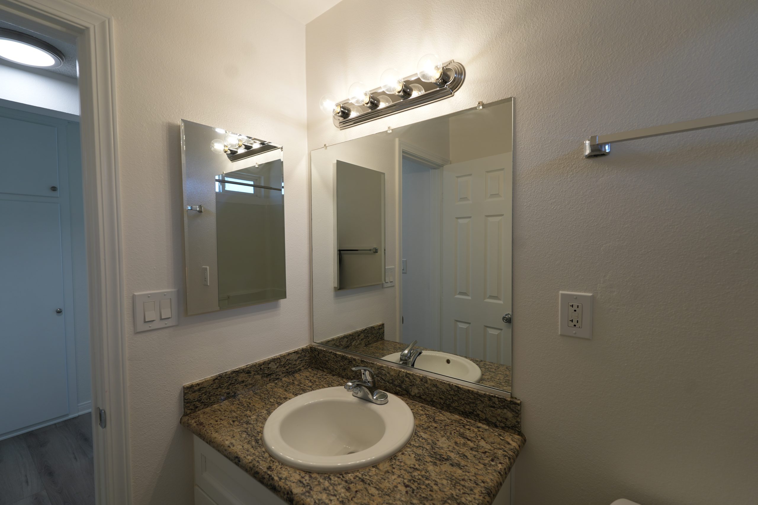 5201-1/2 E. Santa Ana Cudahy, CA 90201