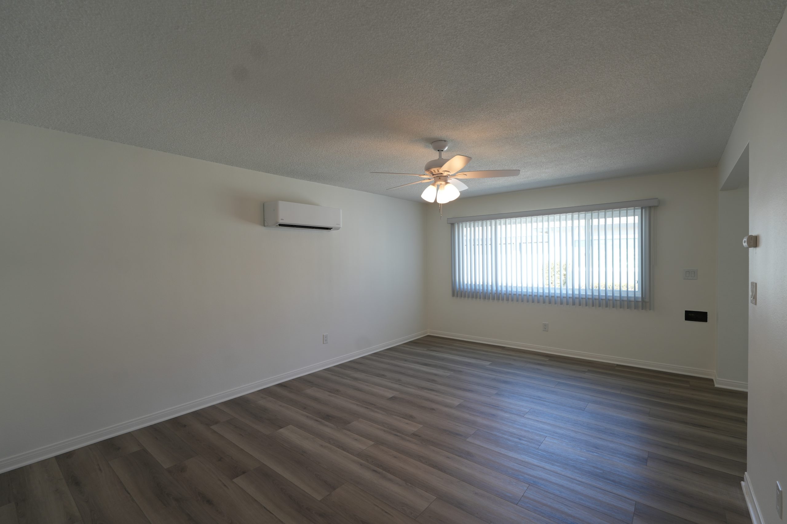 5201-1/2 E. Santa Ana Cudahy, CA 90201
